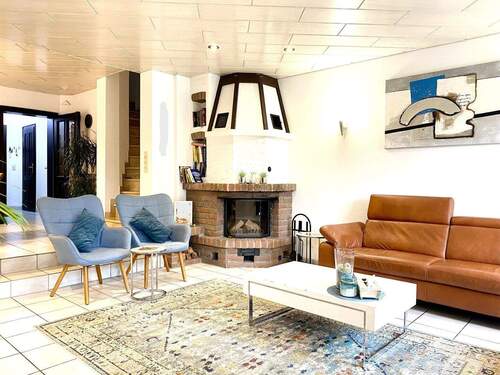 Wohnzimmer mit Kamin - 5 Zimmer Einfamilienhaus in Oberhausen