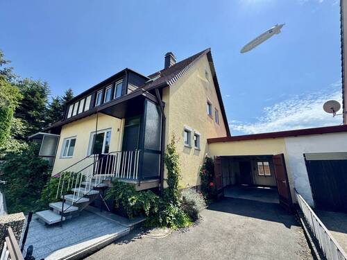 Objektansicht - Kleine, modernsierungsbedürftige Doppelhaushälfte mit Garage