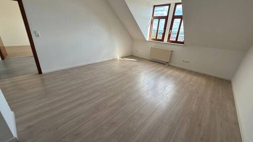Wohnzimmer - Gemütliche Whg. mit Dachschrägen - NEUES Laminat u.v.m.