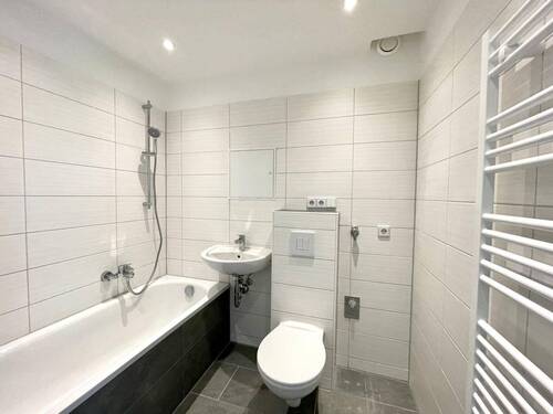 Badezimmer - 3 Zimmer Etagenwohnung zur Miete in Chemnitz