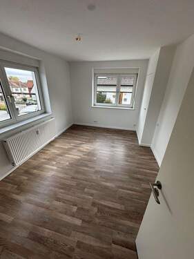 Zimmer 2 - Renovierte 2-Zimmer-Wohnung mit Gartenanteil & Stellplatz in Weißenhorn-Emershofen direkt an der A7