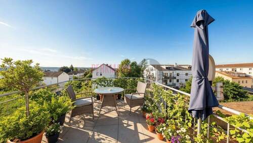 Dachterrasse begehbar vom Wohnzimmer - (KI generiert) - 