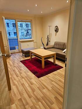 Wohnzimmer mit Balkon - Etagenwohnung mit 58,00 m&sup2; in Berlin zum Kaufen