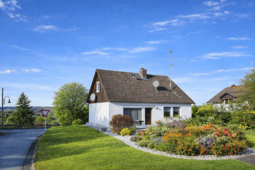 Wohnhaus KI generiert - Freistehendes Einfamilienhaus mit großzügigem Grundstück zu verkaufen
