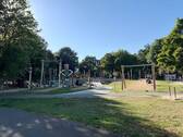 Großer Spielplatz im nahegelegenen Park - 