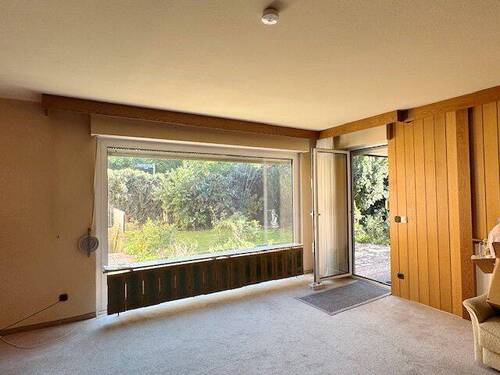 Wohnzimmer mit großem Fenster zum Garten - 5 Zimmer Bungalow in Nürnberg