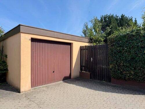 Stellplatz vor der Garage mit Zugang zum Garten - 