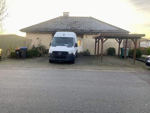 Carport und Stellplätze vor der Wohnung - 