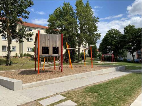 Spielplatz im Innenhof - Kleine 3 Zimmerwohnung im Erdgeschoss!