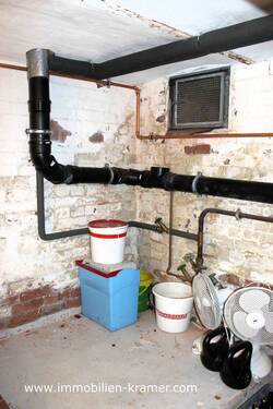 Teilkeller mit Wasser- und Abwasserleitungen - 