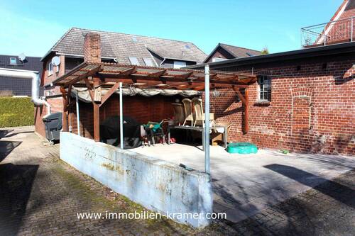 Die teilweise überdachte Terrasse - Einfamilienhaus mit 126,00 m&sup2; in Hamburg zum Kaufen