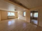 004_Wohnzimmer EG Haus 1 - Mehrfamilienhaus, Wohnhaus mit 247,00 m&sup2; in Vorra zum Kaufen