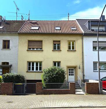 Ansicht von vorne - Mehrfamilienhaus in guter Lage von Roden