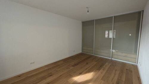 Schlafzimmer mit Zirbelholzeinbauschrank - 