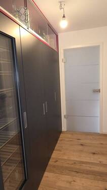 Diele mit Einbauschrank u. Weinkühler - 