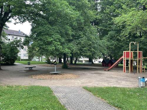 Spielplatz vor dem Hauseingang - 