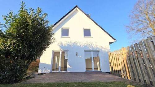 Neuwertiges Einfamilienhaus - 0 % Käuferprovision! Neuwertiges Einfamilienhaus mit kleinem Garten am ländlichen Stadtrand!