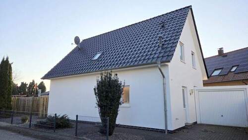 Einfamilienhaus mit Garage - 