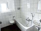 Bad mit Wanne + Fenster - Etagenwohnung mit 65,00 m&sup2; in Singen (Hohentwiel) zur Miete