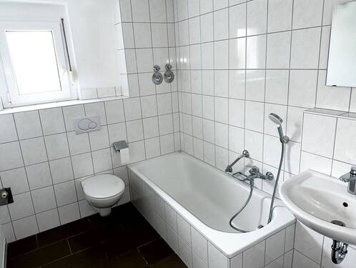 Bad mit Wanne + Fenster - Etagenwohnung mit 65,00 m&sup2; in Singen (Hohentwiel) zur Miete