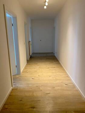 Flur - Etagenwohnung mit 85,00 m&sup2; in Halle (Saale) zur Miete