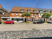 Außenansicht Straßenseite - Solides Wohn- und Geschäftshaus mitten in Kücknitz. Parkflächen