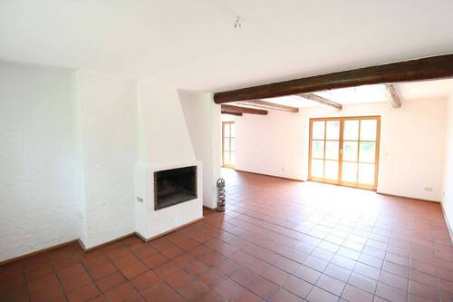 Wohnzimmer mit Kamin - 5 Zimmer Doppelhaushälfte in Schäftlarn