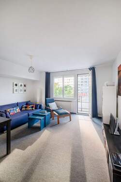 Wohnzimmer mit Loggiazugang - Wohnen im Hochhaus der Ostmoderne - 3 Zimmer mit Südwestloggia in zentraler Lage