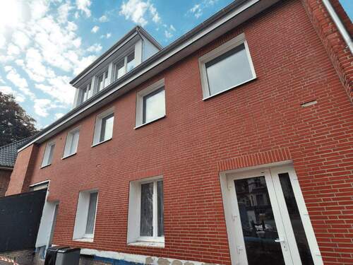 Frontansicht Haus - Neubau-Dachgeschosswohnung im charmantem Bestandshaus