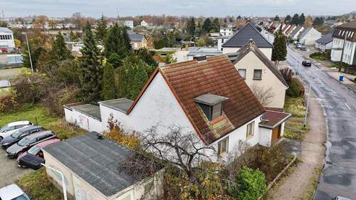 Von außen seitlich - 5 Zimmer Einfamilienhaus in Dessau-Rosslau