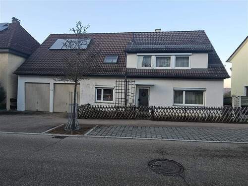 Ansicht von der Straße - 1- bis 2-Fam.-Haus mit viel Potential und tollem Garten