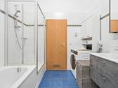Badezimmer mit Dusche und Wanne - 