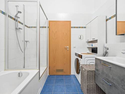 Badezimmer mit Dusche und Wanne - 