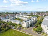 Hausansicht mit Umgebungsbebauung - Attraktive Dachgeschosswohnung in gepflegter Wohnlage von Friedrichshafen