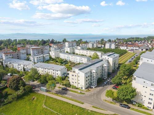 Hausansicht mit Umgebungsbebauung - Attraktive Dachgeschosswohnung in gepflegter Wohnlage von Friedrichshafen