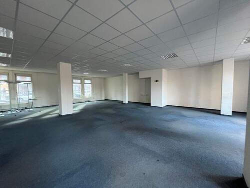 01.jpg - Helles Großraumbüro mit Parkplätzen