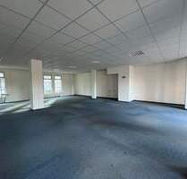 Helles Großraumbüro mit Parkplätzen - Nürnberg Gibitzenhof