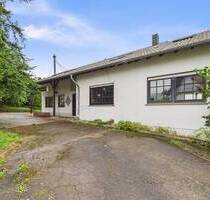 VIELSEITIGE VERWENDUNG: 325 M², WOHN UND NUTZFLÄCHE, GARAGEN UND GARTEN IN GRENZNÄHE - Mettlach / Weiten