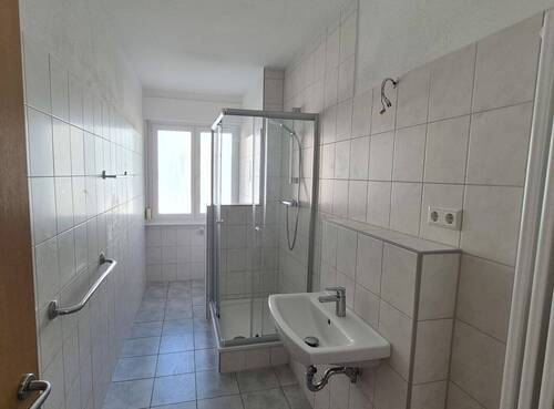 Bad mit Dusche - Etagenwohnung mit 54,00 m&sup2; in Singen (Hohentwiel) zur Miete