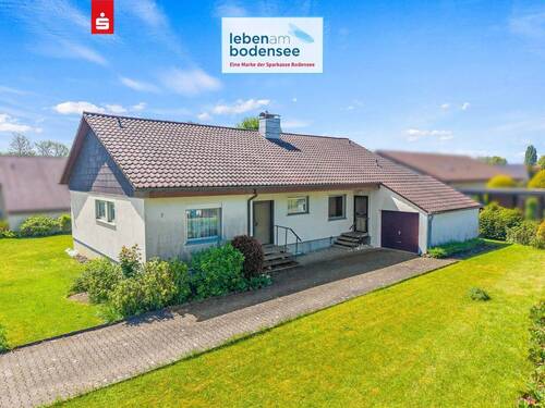Ansicht Eingänge und Garage - 2 Wohneinheiten + 1.095 m² Grundstück - seltene Gelegenheit in Seenähe!