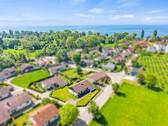 Vogelperspektive mit dem Bodensee im Hintergrund - 5 Zimmer Mehrfamilienhaus, Wohnhaus zum Kaufen in Langenargen
