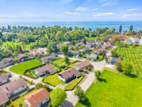 Vogelperspektive mit dem Bodensee im Hintergrund - 5 Zimmer Mehrfamilienhaus, Wohnhaus zum Kaufen in Langenargen