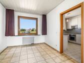 Essbereich mit Fenster und direktem Zugang in die Küche - 
