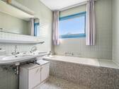 Badezimmer mit Badewanne, 2 Waschbecken und Fenster - 