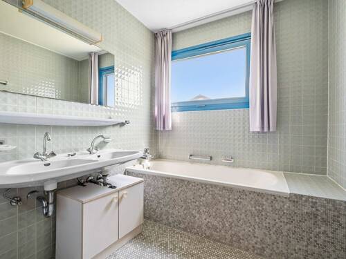 Badezimmer mit Badewanne, 2 Waschbecken und Fenster - 