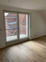 Wohnzimmer Blick zum Balkon - 
