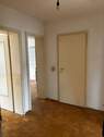 Flur mit Zugang zu allen Räumen der Wohnung - 2 Zimmer Etagenwohnung zur Miete in Karlsruhe