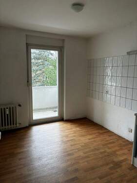 Küche mit Zugang zum Balkon, Wände weiß, Fliesenspiegel ist vorhanden - 2 Zimmer Etagenwohnung in Karlsruhe
