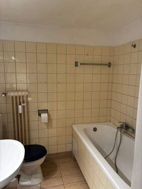 Bad innenliegend mit Badewanne, Stand WC, Waschbecken und Heizkörper - Etagenwohnung mit 57,50 m&sup2; in Karlsruhe zur Miete