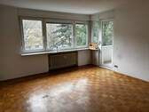  Wohnzimmer mit Fenster und Zugang zum Balkon, Parkettboden - 